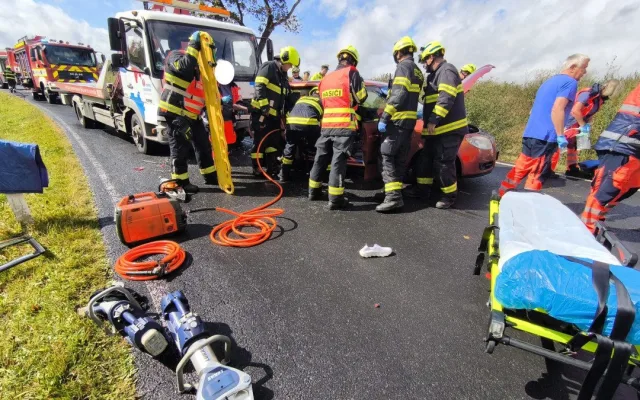 FOTO: U Hroznětína se při nehodě zranili tři lidé, letěly pro ně dva vrtulníky