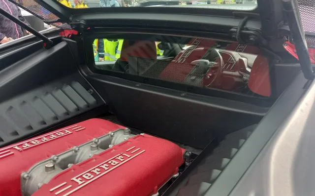 FOTO: Policejní ferrari poutalo pozornost. Řídit ho smí jen tři lidi v republice