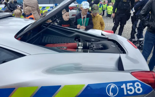 FOTO: Policejní ferrari poutalo pozornost. Řídit ho smí jen tři lidi v republice