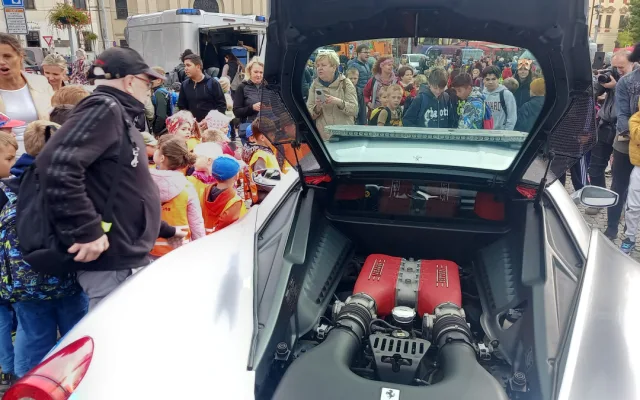 FOTO: Policejní ferrari poutalo pozornost. Řídit ho smí jen tři lidi v republice