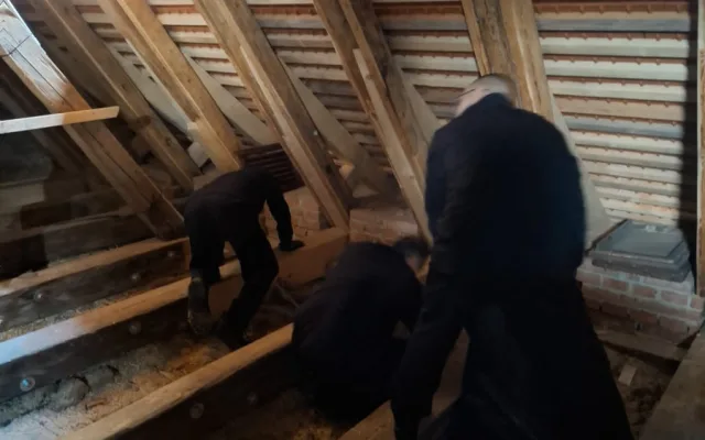 Odsouzení pomáhali na hradě Loket.