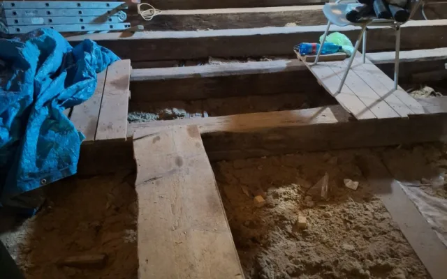 Odsouzení pomáhali na hradě Loket.