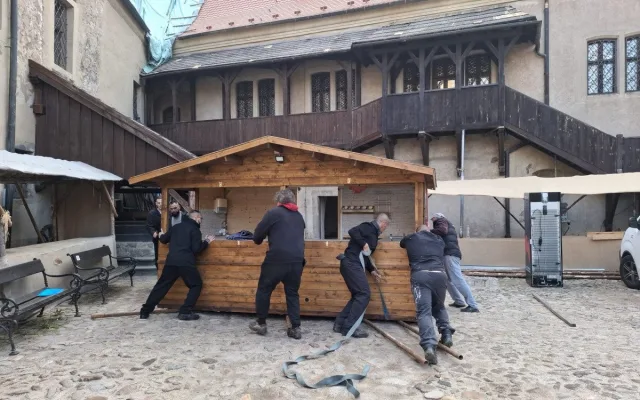Odsouzení pomáhali na hradě Loket.