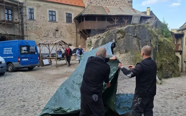 Odsouzení pomáhali na hradě Loket.