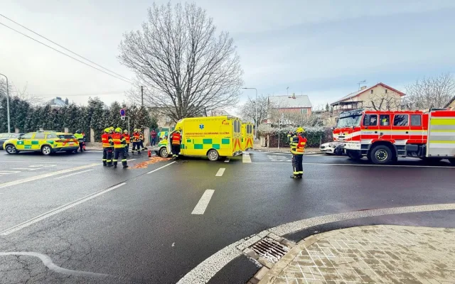 FOTO: V Chebu se při nehodě sanitky a auta zranilo šest lidí, z toho čtyři děti