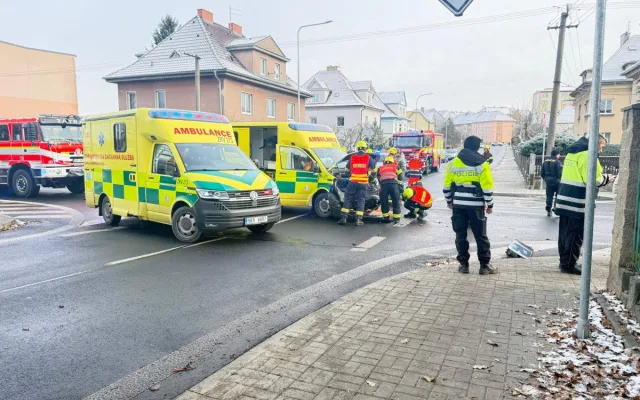 FOTO: V Chebu se při nehodě sanitky a auta zranilo šest lidí, z toho čtyři děti