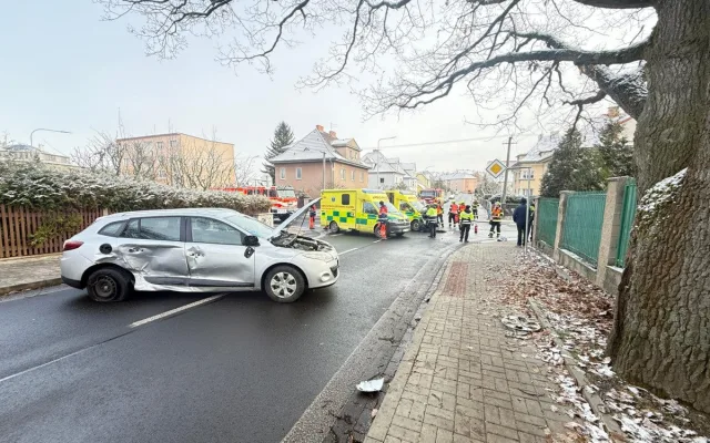 FOTO: V Chebu se při nehodě sanitky a auta zranilo šest lidí, z toho čtyři děti