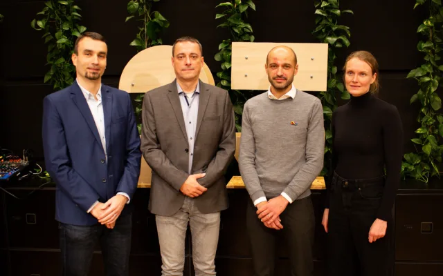 Autoři chytré obuvi a rukavic se zástupci projektu nextdrop (Radek Soukup, Petr Kašpar, František Mach, Petra Drexler)