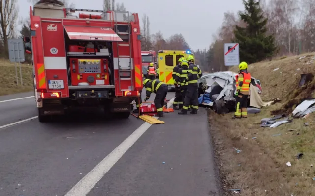 Nehoda kamionu a osobního auta u Olšových Vrat uzavřela silnici I/6