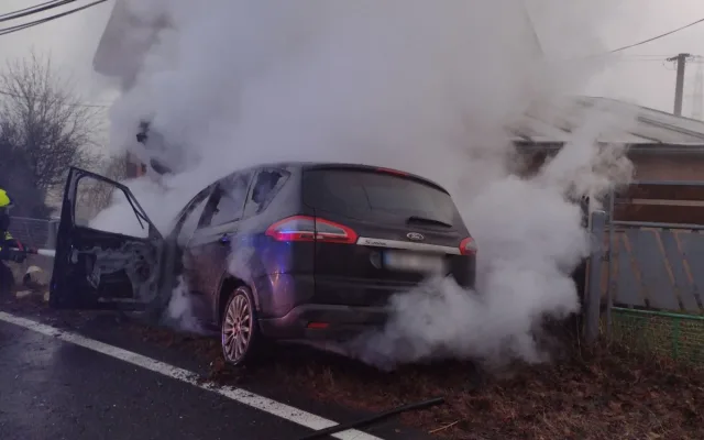 Auto narazilo v Černavě u Nejdku do domu, po nárazu začalo hořet