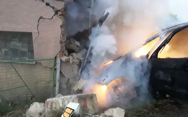 Auto narazilo v Černavě u Nejdku do domu, po nárazu začalo hořet
