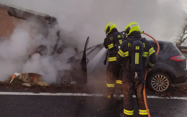 Auto narazilo v Černavě u Nejdku do domu, po nárazu začalo hořet