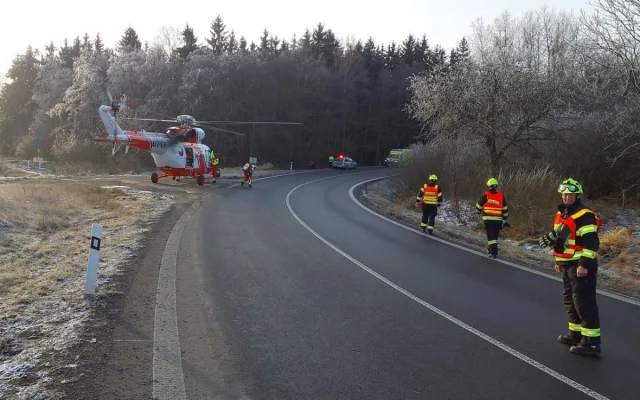 Řidičku zaklíněnou v převráceném autě vyprošťovali hasiči u Bochova.