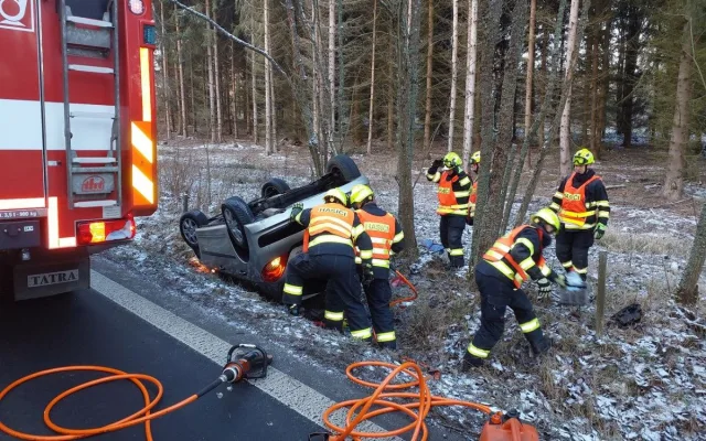 Řidičku zaklíněnou v převráceném autě vyprošťovali hasiči u Bochova.
