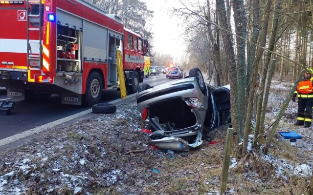 Řidičku zaklíněnou v převráceném autě vyprošťovali hasiči u Bochova.
