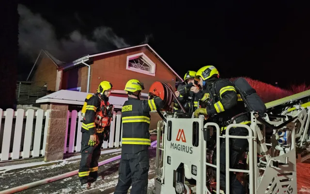Požár poničil část střechy domu v Horním Slavkově