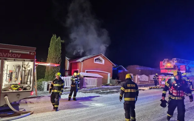 Požár poničil část střechy domu v Horním Slavkově