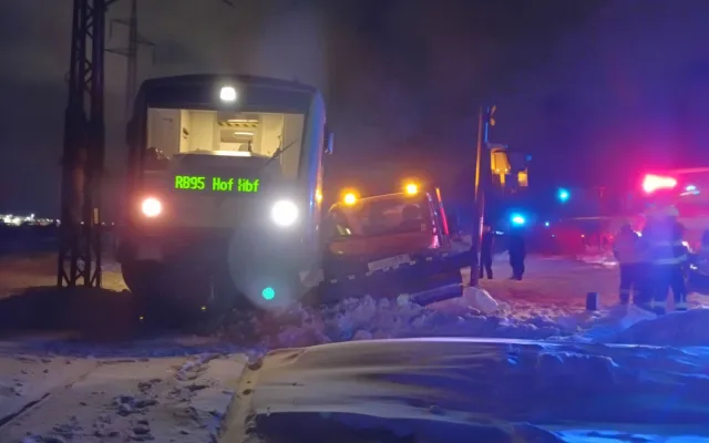Osobní vlak se v Chebu střetl s vozidlem údržby silnic