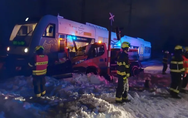 Osobní vlak se v Chebu střetl s vozidlem údržby silnic