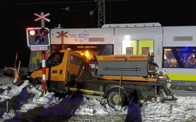 Osobní vlak se v Chebu střetl s vozidlem údržby silnic