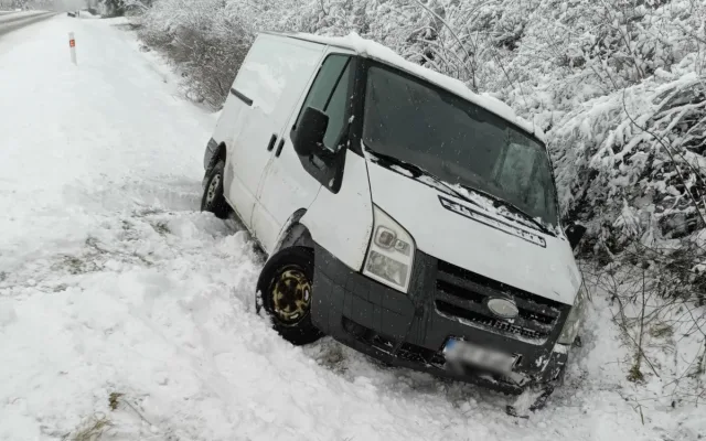 FOTO: Počasí komplikuje provoz. U Šemnice na Karlovarsku zemřel po nehodě řidič auta