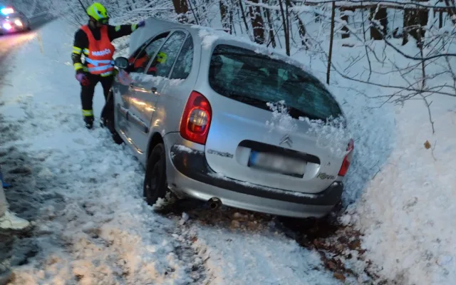 FOTO: Počasí komplikuje provoz. U Šemnice na Karlovarsku zemřel po nehodě řidič auta