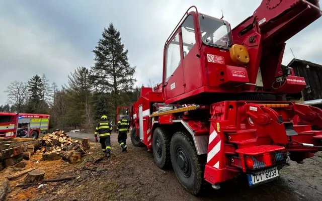 Hasiči v Noskově zachraňovali koně. Na pomoc vyrazil i jeřáb