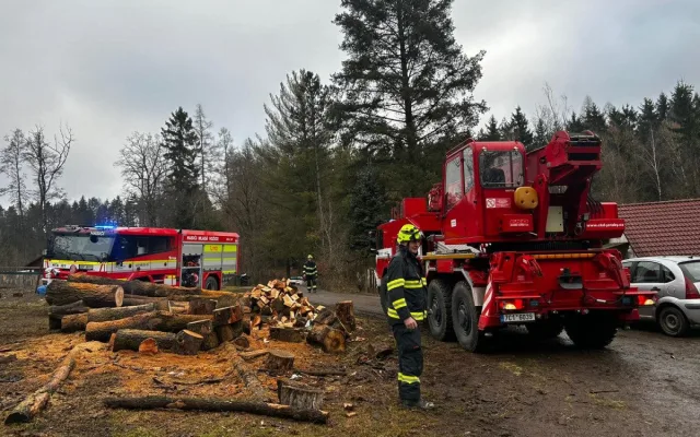 Hasiči v Noskově zachraňovali koně. Na pomoc vyrazil i jeřáb