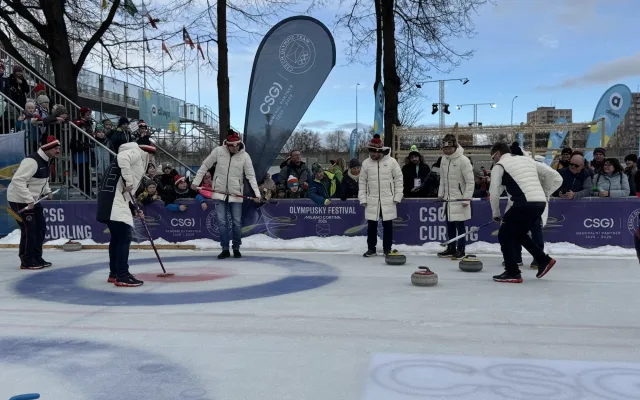 Eva Adamczyková při curlingu.