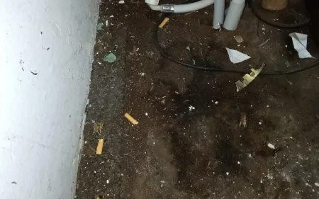 Zápach po moči, nedopalky i pneumatiky. Inspektoři zavřeli část zázemí restaurace v Mariánských Lázních.