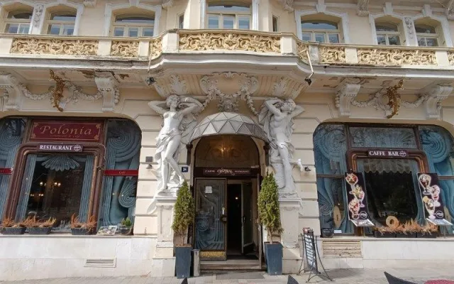 Zápach po moči, nedopalky i pneumatiky. Inspektoři zavřeli část zázemí restaurace v Mariánských Lázních.