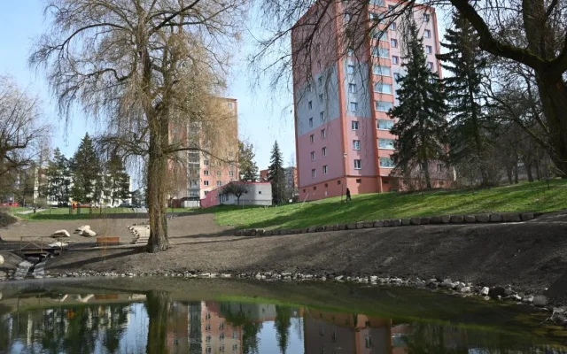 Drahovický rybníček v Karlových Varech se proměnil, otevře se v květnu