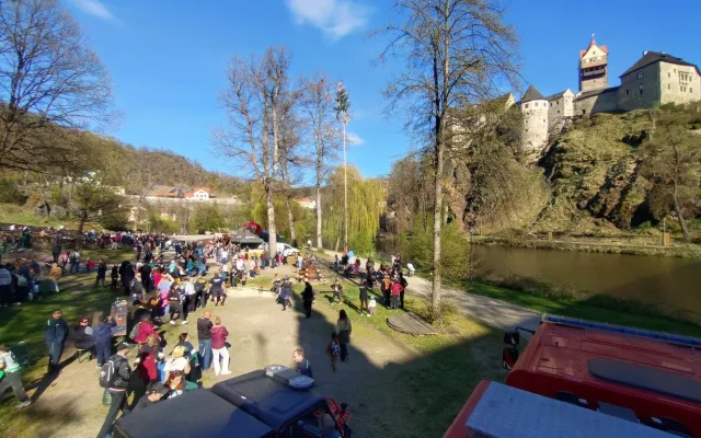Loketští se činili. Přes noc se jim podařilo nasbírat pět věnců z májek
