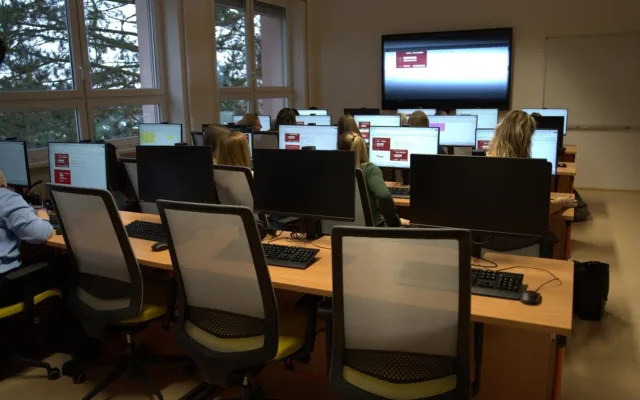 FOTO: Škola v Karlových Varech má po výrazné modernizaci lepší přístup i učebny