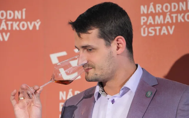 FOTO: Tekutý poklad. Na zámek do Bečova se vrátila část sbírky vín za sto milionů