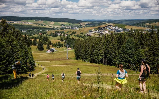 Téměř vyprodané Běhej lesy Klínovec prověřily běžce na nejtěžší trati seriálu