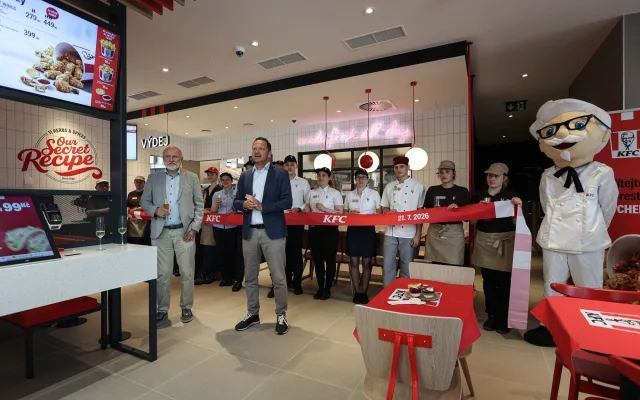 KFC otevřelo v Chebu. Na kyblíky zdarma se stála fronta
