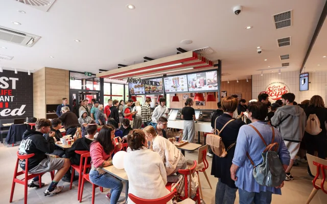 KFC otevřelo v Chebu. Na kyblíky zdarma se stála fronta