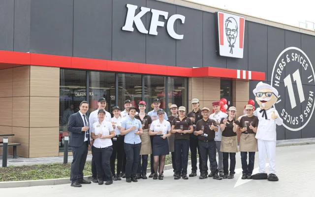 KFC otevřelo v Chebu. Na kyblíky zdarma se stála fronta