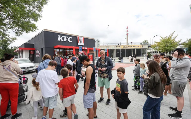 KFC otevřelo v Chebu. Na kyblíky zdarma se stála fronta