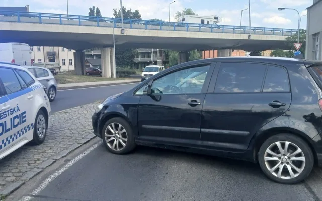 Opuštěné auto zablokovalo silnici. Řidič si mezitím nakupoval v obchodě.