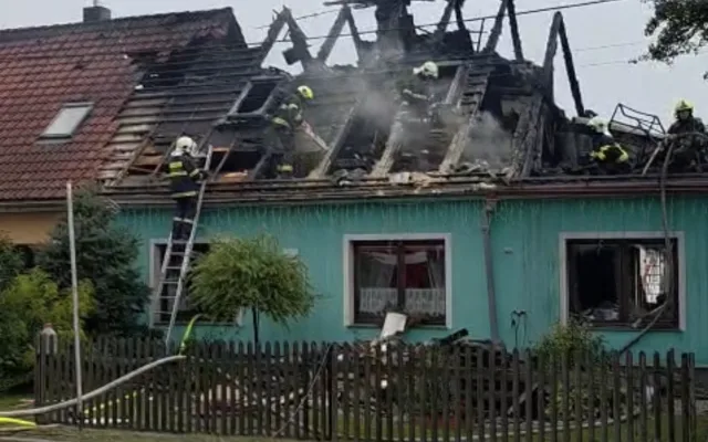 Při nočním požáru shořely čtyři rodinné domy, škoda dosahuje 18 milionů korun