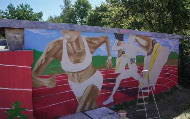 FOTO: Zdi u atletického stadionu v Chodově oživí sportovní a městské motivy