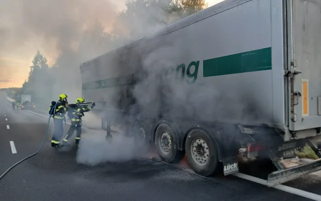 Karlovarské hasiče zaměstnal požár auta s okurkami nedaleko hranic