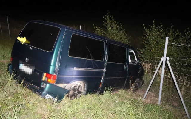 Řidič na D6 u Sokolova havaroval s 2,21 promile. Narazil do svodidel