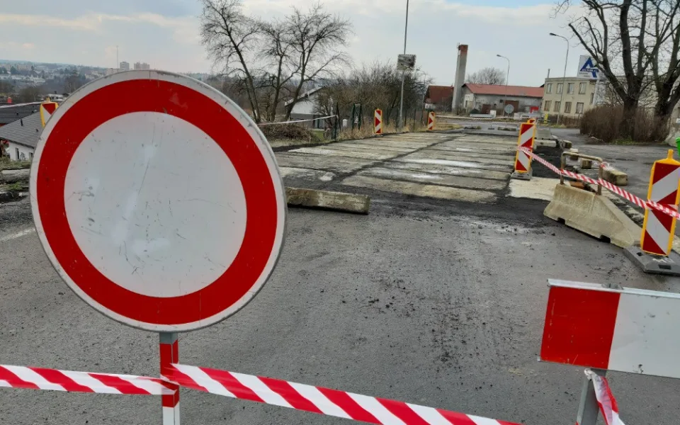 Uzavírka silnice ze Sedlece do Staré Role v tomto týdnu skončí.