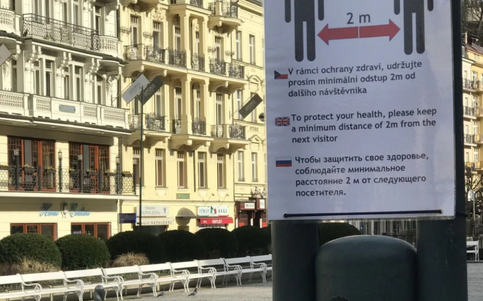 Na karlovarských kolonádách se objevily nové piktogramy