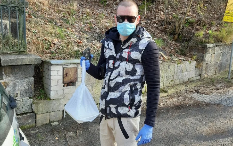 Lidé by se měli chránit rouškou nebo respirátorem