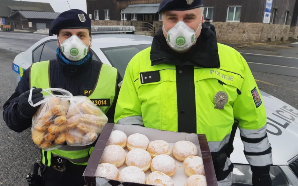 Policistům na hraničních přechodech lidé pomáhají různě