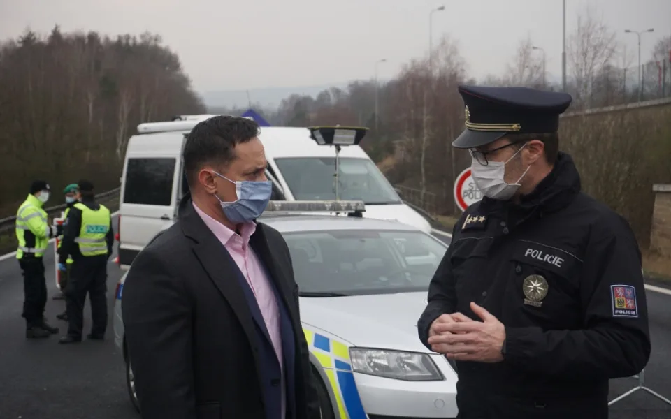 Hejtman Karlovarského kraje Petr Kubis s policejním ředitelem Petrem Macháčkem na hraničním přechodu Pomezí